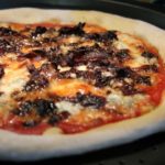 Kéksajtos pizza karamellizált lila hagyma