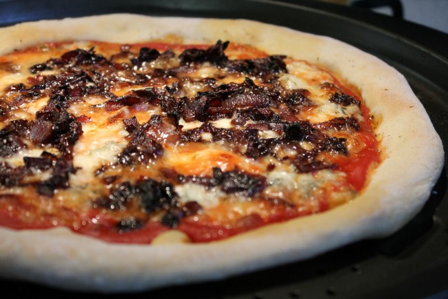 Kéksajtos pizza karamellizált lilahagymával recept