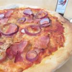 Sonkás lila hagymás pizza