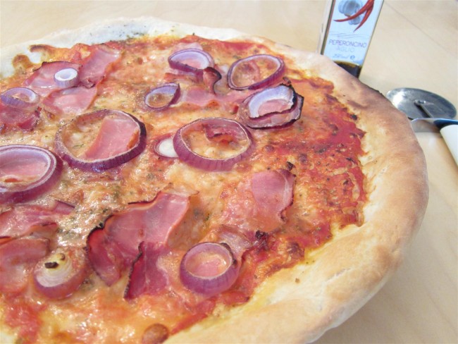 Sonkás-lila hagymás pizza